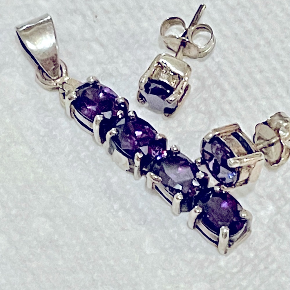 stud earrings decorated with a purple amethyst and Amethyst Pendant.